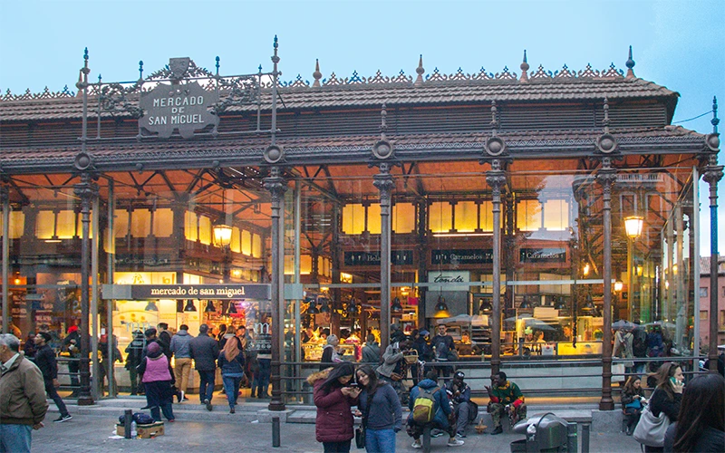 Plaza y entrada del Mercado de San Miguel