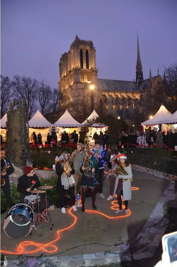 Mercadillo navideño en Notre Dame