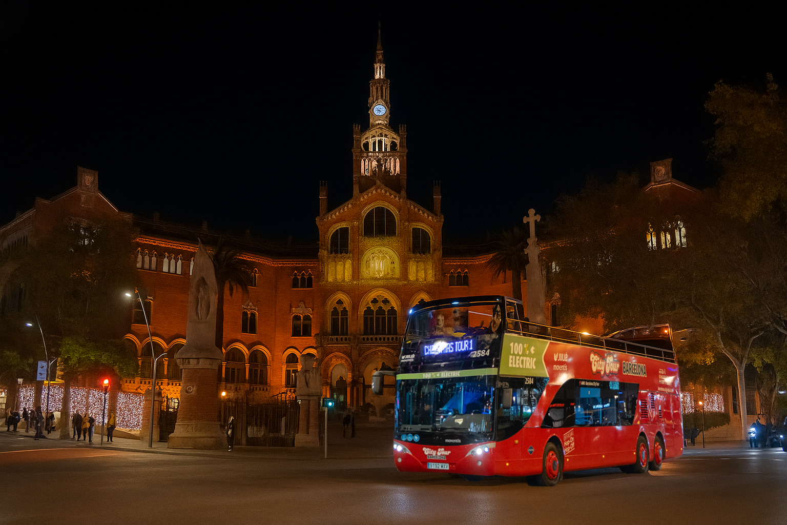 Hospital de Sant Pau &  Barcelona City Tour bus at night