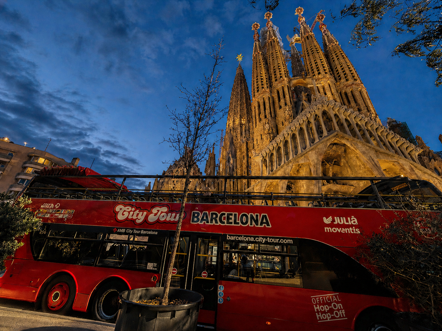 Sagrada Familia and Barcelona Night Tour 