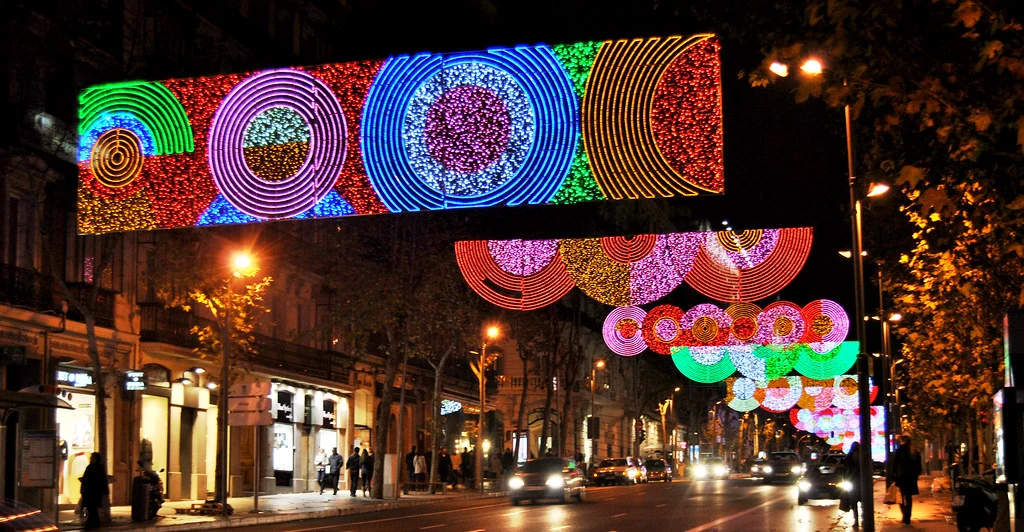 Calle Serrano con adornos navideños