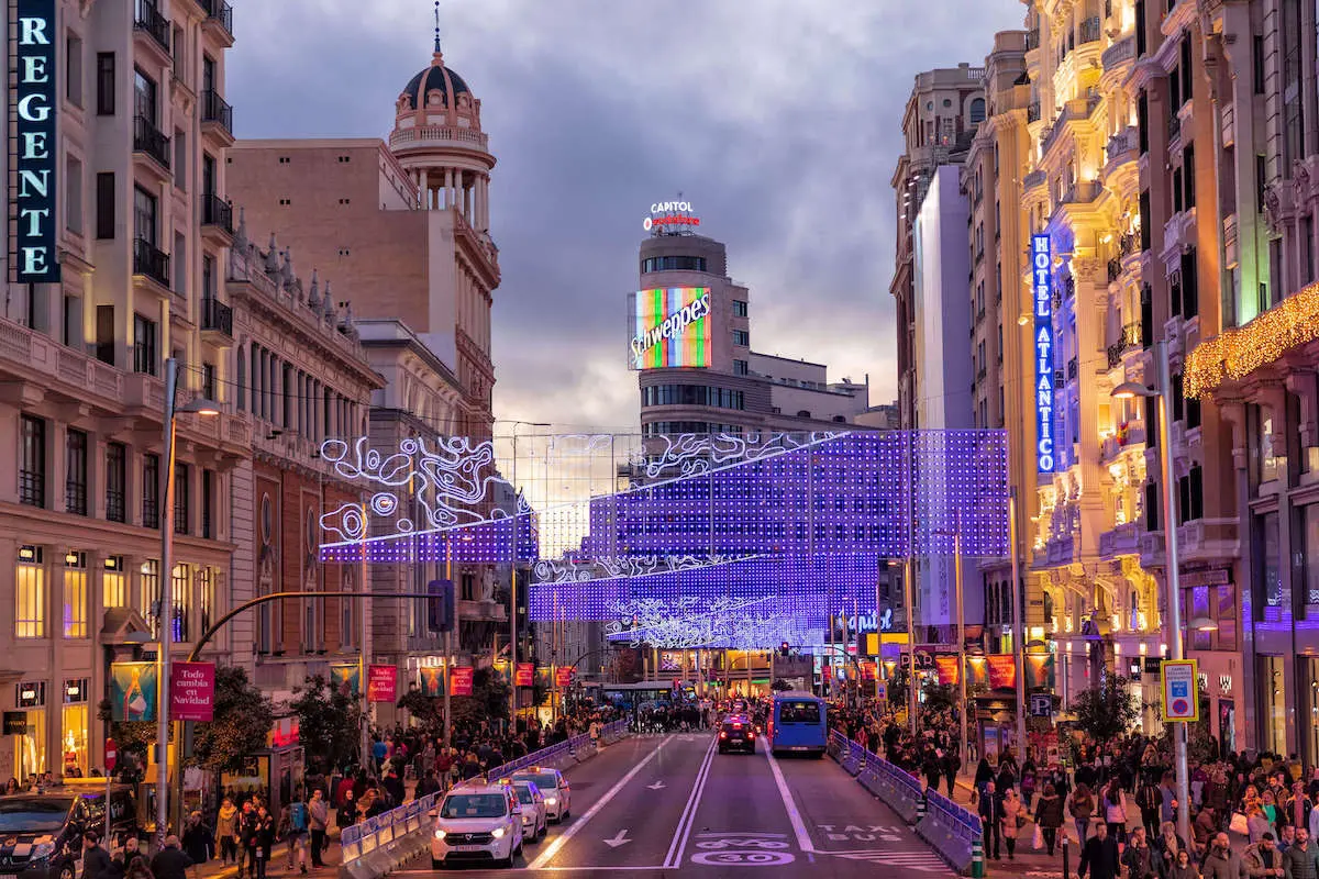 Gran Vía de Madrid con luces navideñas