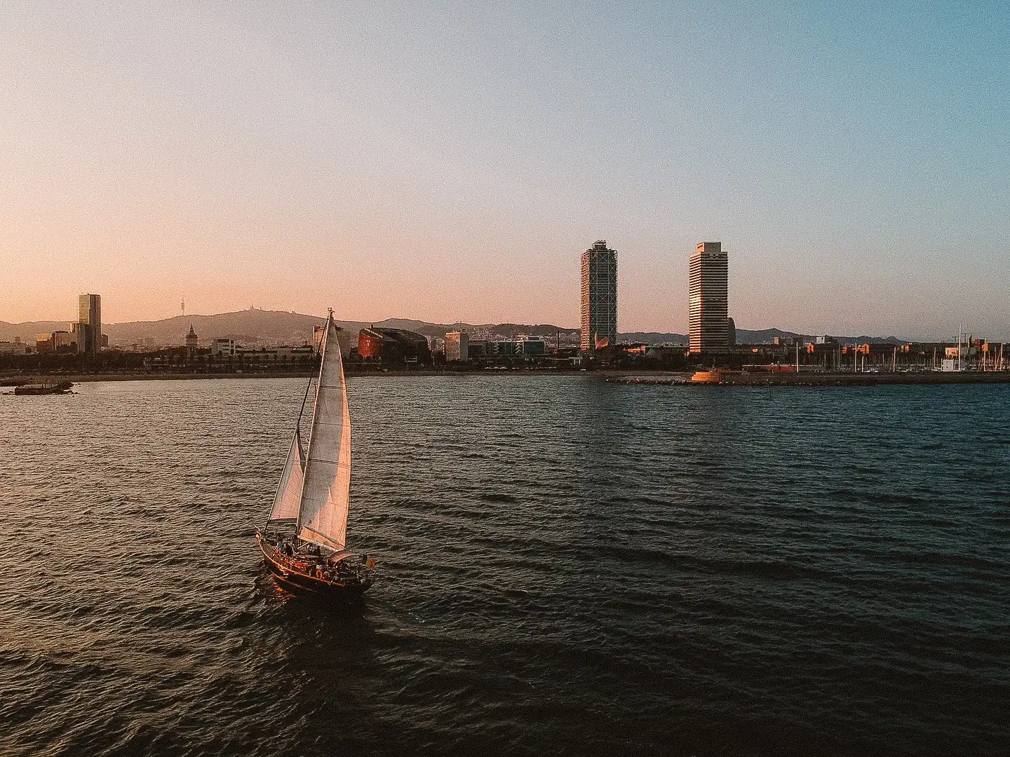 Tour en bicicleta por Barcelona con paseo en barco