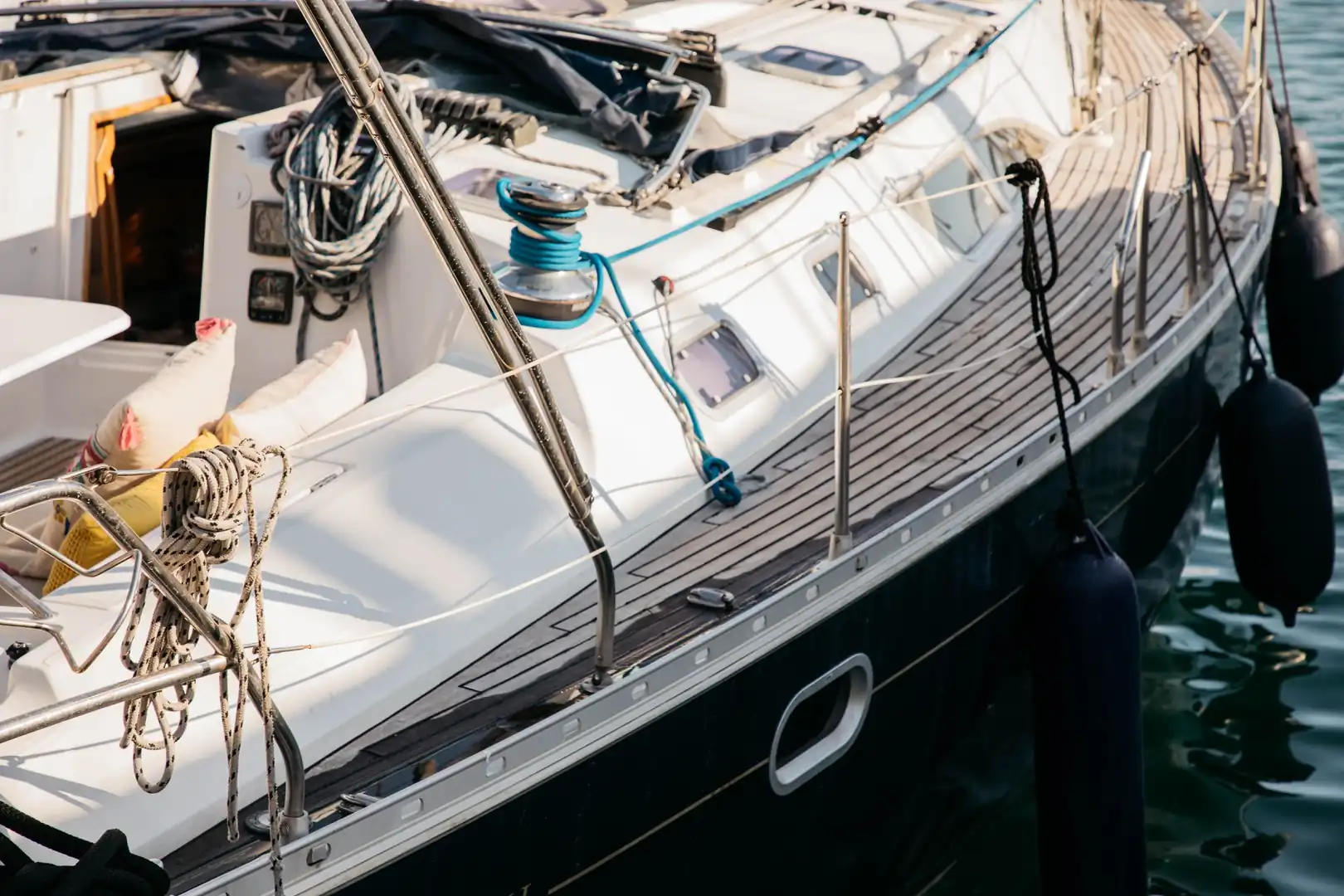 Taller de cerámica con paseo en Barco en Barcelona